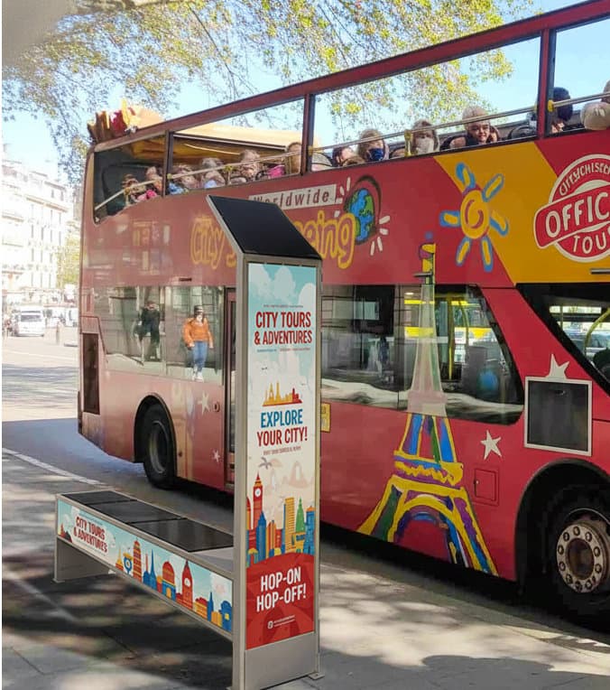 Un banco solar como parada de autobús